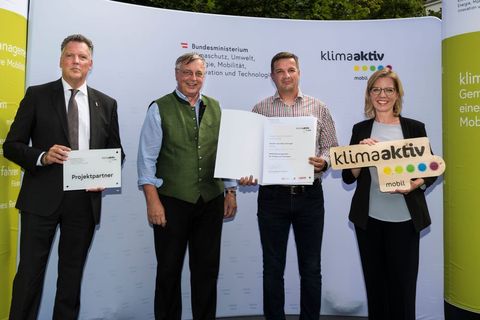 Foto zu Klimaaktiv-mobil Preis, Credit BMK.jpg - Beitragsfoto: Alexander Klacska, Obmann der Bundessparte Transport und Verkehr der Wirtschaftskammer Österreich; Friedrich Posch (SPÖ), Bürgermeister von Gosau; Alois Harringer, Taxiunternehmer; Leonore Gewessler (Die Grünen – Die Grüne Alternative), Bundesministerin für Klimaschutz, Umwelt, Energie, Mobilität, Innovation und Technologie (v.l.n.r.). Foto: BMK