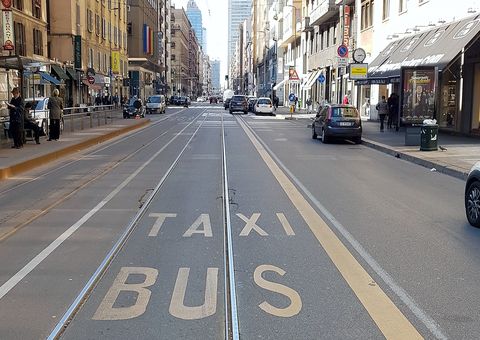 Leerer Sonderfahrstreifen in Mailand