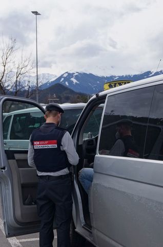 Schwerpunkteinsatz im Taxigewerbe _ Fotocredit_ BMF_Finanzpo… _ Flickr.jpg